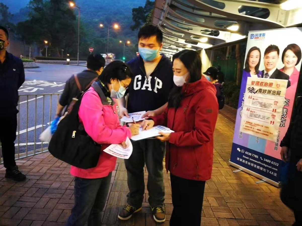 △香港特区立法会议员葛珮帆（右）在西贡参加街站活动，支持完善香港的选举制度。