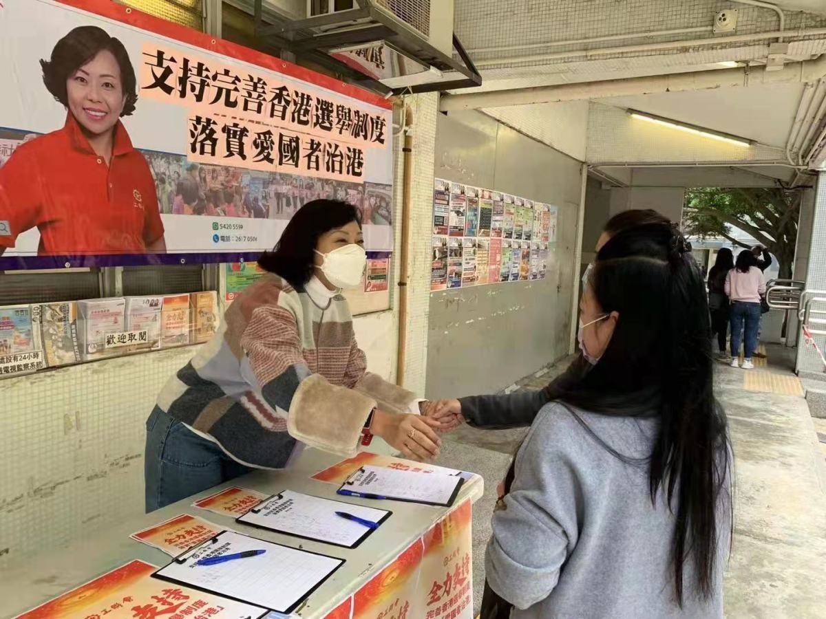 △香港特区立法会议员麦美娟（左）在葵青参加街站活动，支持完善香港的选举制度。