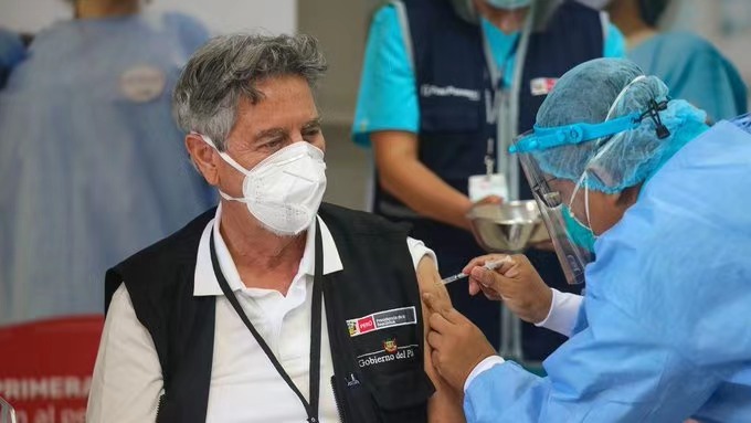 △秘鲁总统萨加斯蒂接种第二剂中国疫苗（图片来源：秘鲁总统府）