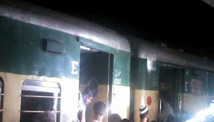 巴基斯坦一列火车发生脱轨事故 造成至少1人死亡