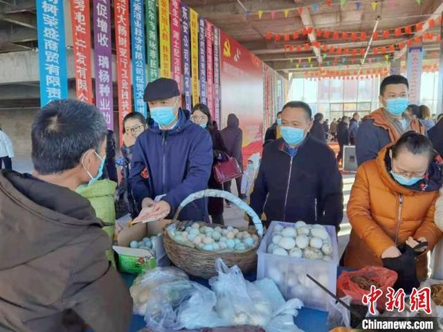 去年11月,鄂伦春族聚居地办“农产品大集”,打通消费扶贫“最后一公里”