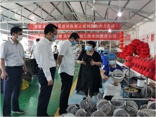 花光500万积蓄、轮椅上卖花 这些“网红”为谁拼？