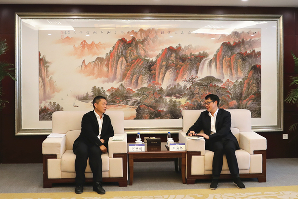 王海怀会见三亚市副市长何世刚