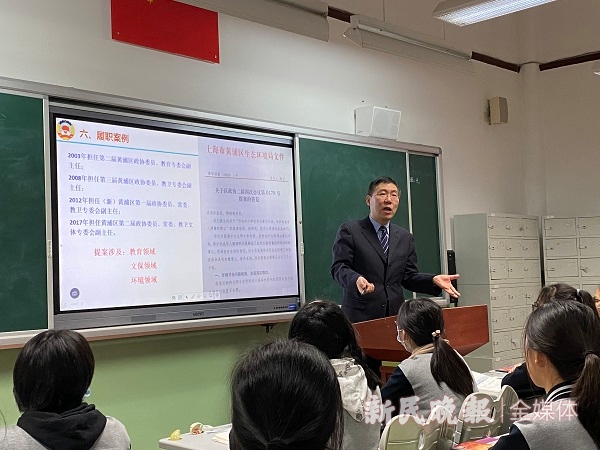 图说:黄浦区政协常委,光明中学校长穆晓炯介绍政协提案如何产生