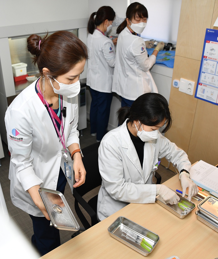 韩国近4000人接种新冠疫苗后出现不良反应 11人死亡