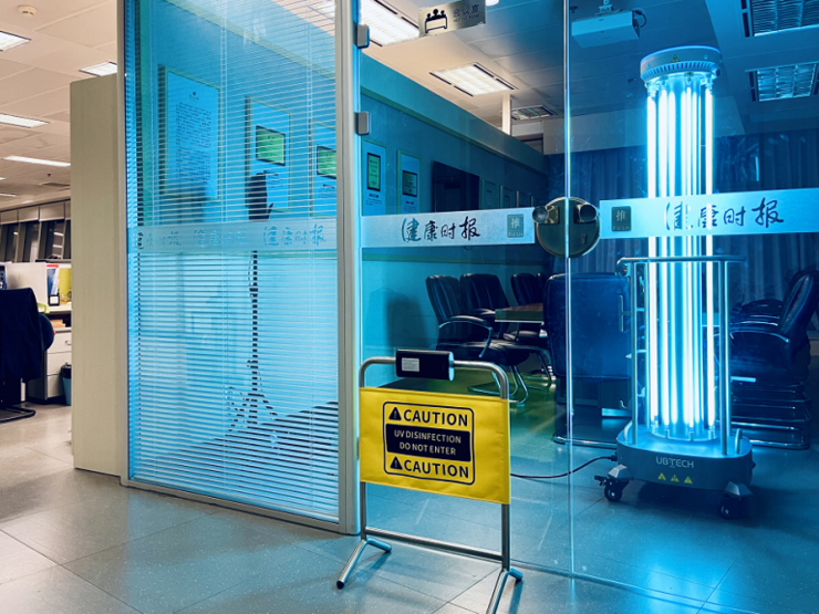 紫外线消毒机器人ADIBOT净巡士在人民日报健康客户端会议室使用