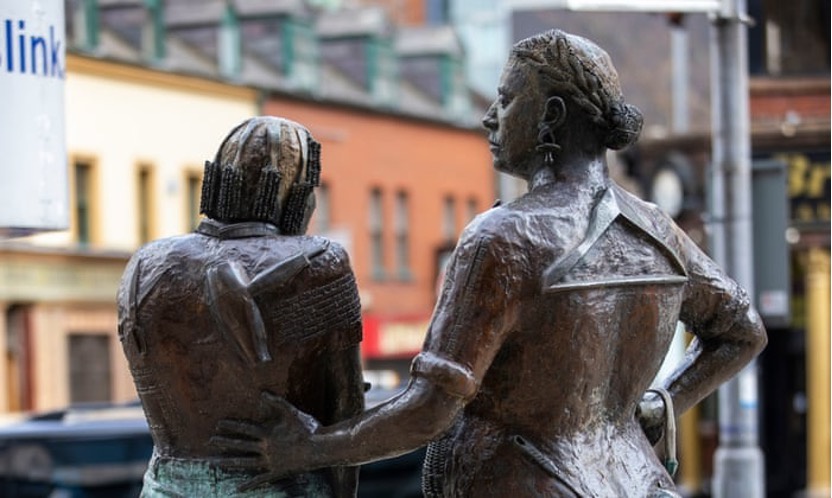 △英国北爱尔兰贝尔法斯特维多利亚大街上的无名女工纪念碑