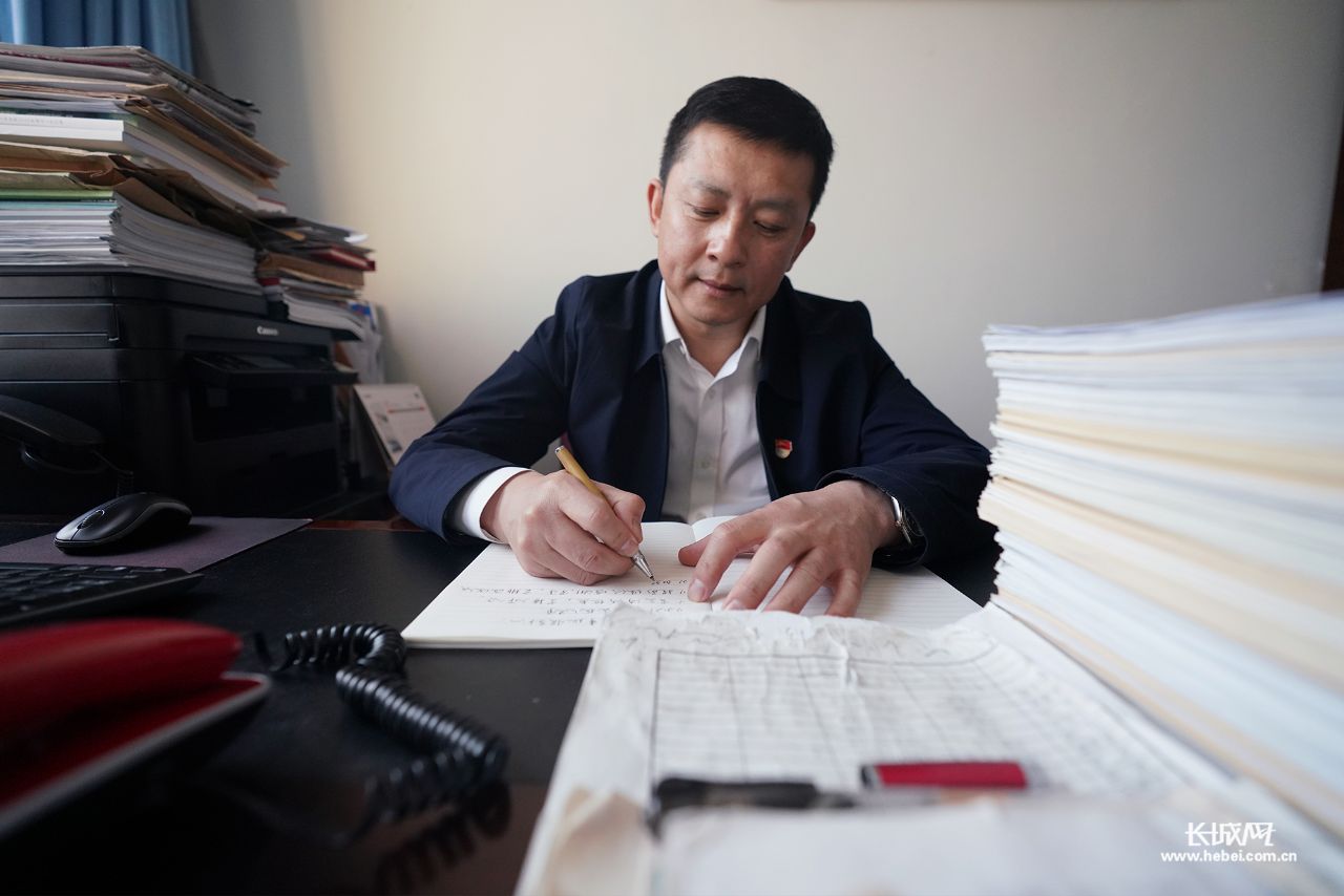 履职故事代表委员的手机相册77陪他们重生