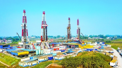 大型丛式井开发钻井现场.向 阳 摄