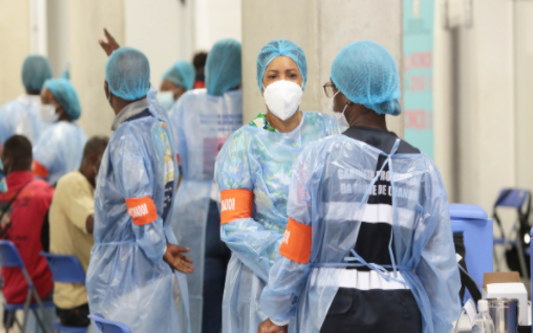安哥拉卫生专业人士率先接种新冠疫苗
