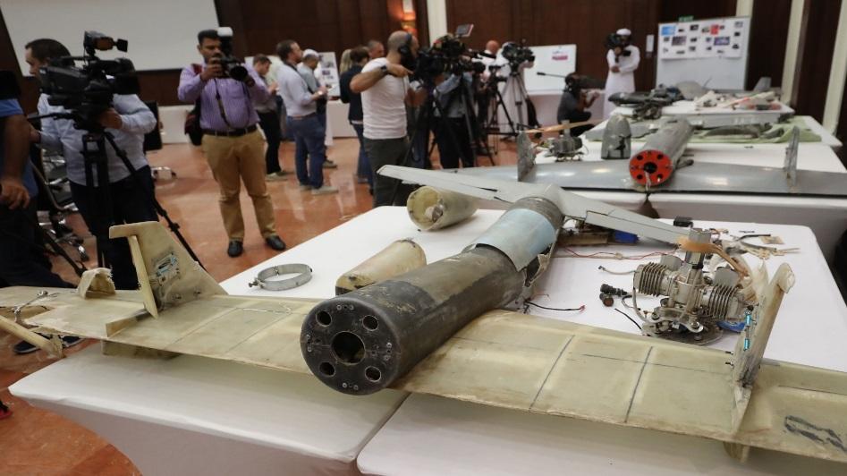 △沙特为首多国联军展示被击落的无人机残骸 （图片来源：当地媒体）