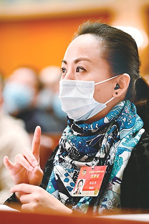 全国政协委员邰丽华在听会.(图片来源:人民视觉)