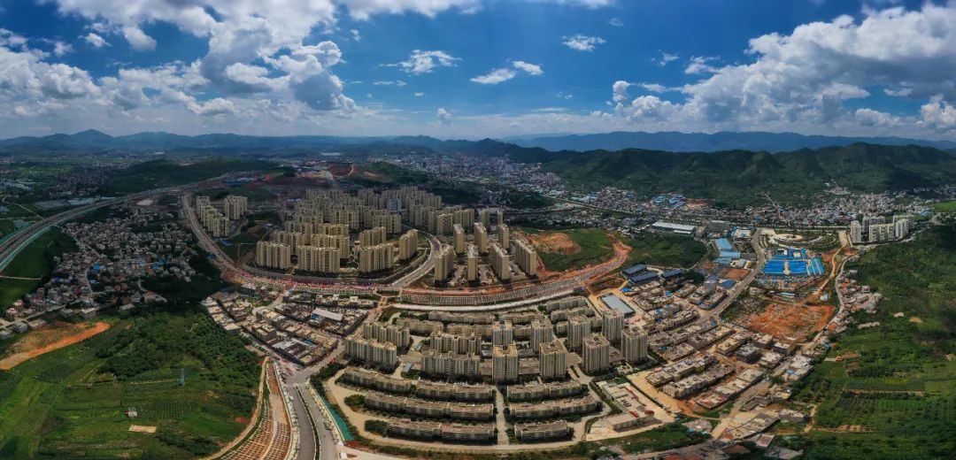 乡村振兴路上“山海情”——云南昭通鲁甸易地扶贫搬迁安置区 图片来源：新华社