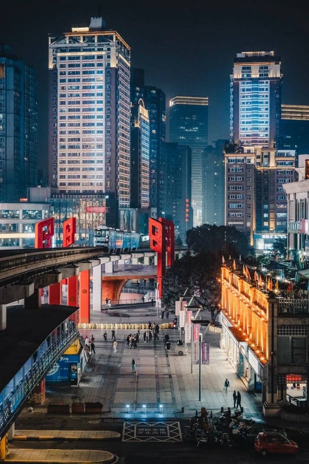 杨家坪商业街夜景.摄影/曹冰冰