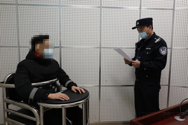 首都机场公安局行政拘留一名廊桥吸电子烟人员