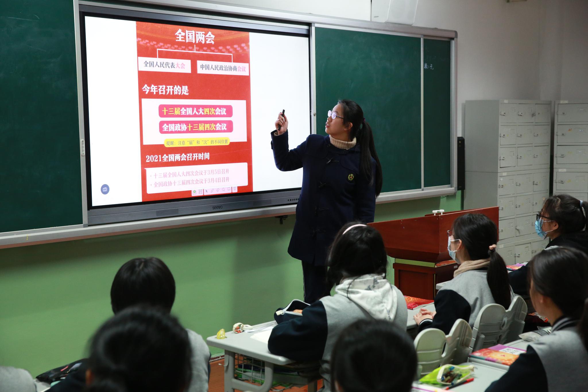 本区政协委员讲述12家火锅的故事,光明中学的思政课有点不一样