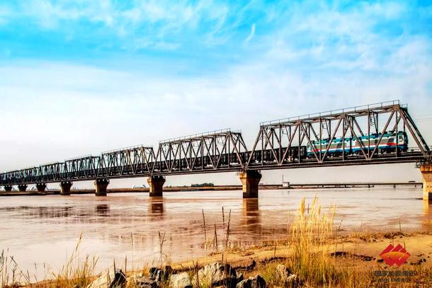 图为运煤专列驶过黄河大桥