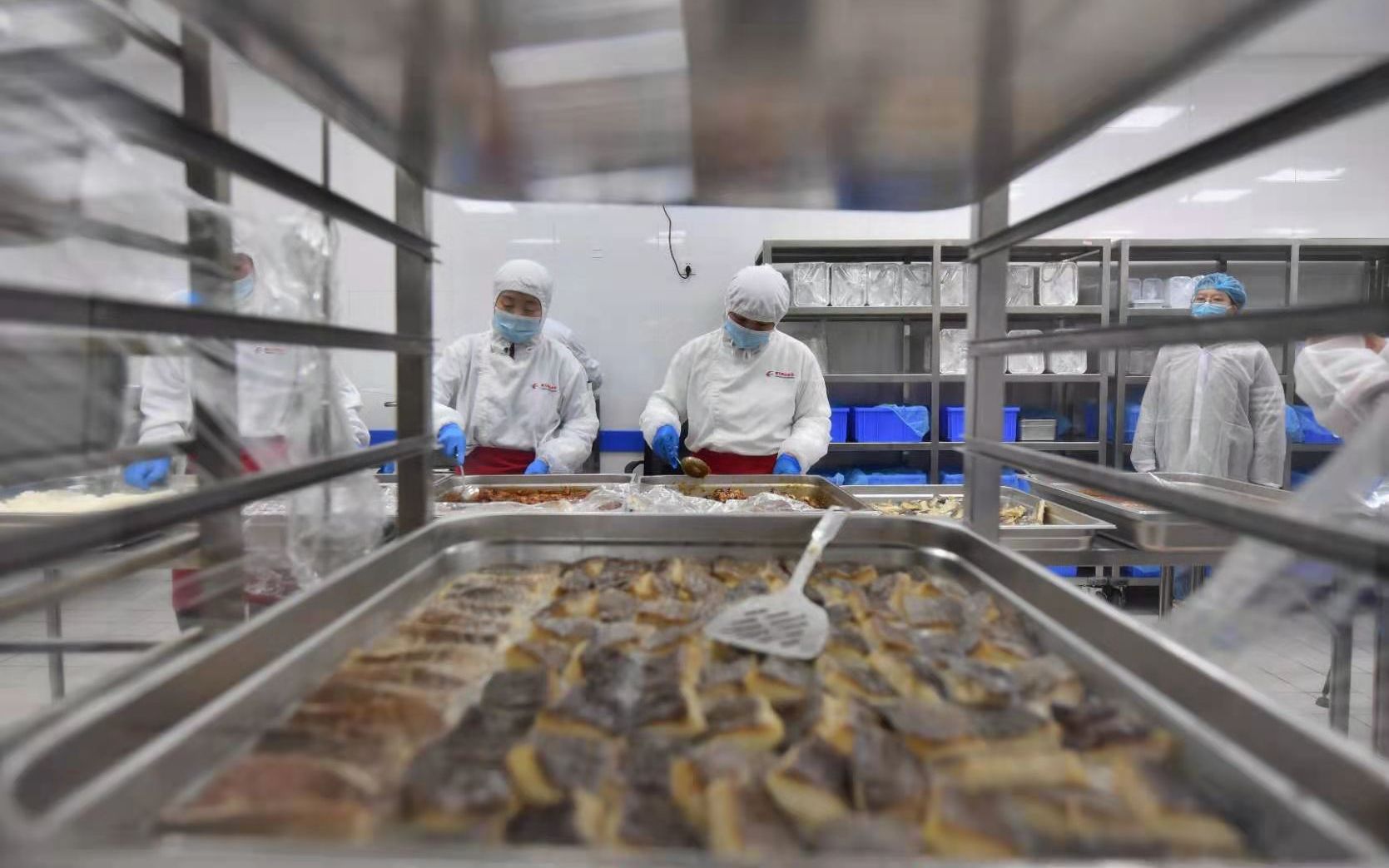 东航食品有限公司的食品生产流水线做好防疫消杀。摄影/新京报记者李木易