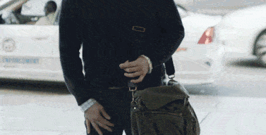 ▲也许是难受得顾不上丢不丢人了吧！才会在马路上做出此举