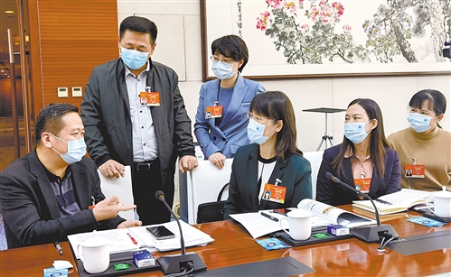 经济日报：培育完整内需体系 形成强大国内市场