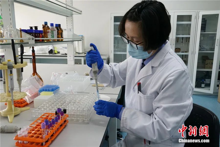 图为星玉秀在实验室做血样检测.潘雨洁 摄