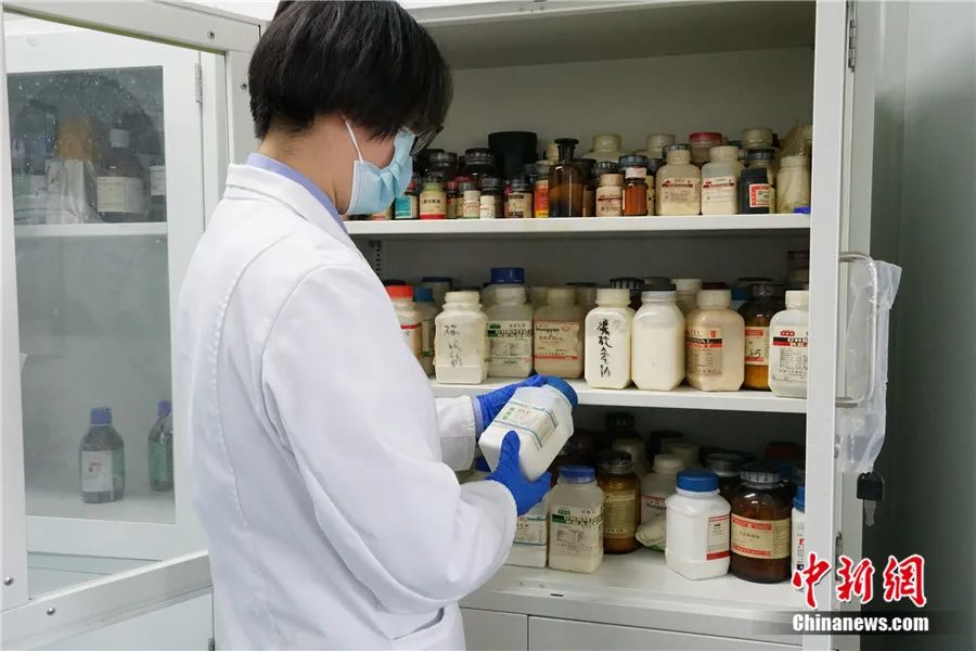 图为星玉秀在实验室整理药品试剂.潘雨洁&nbsp;摄