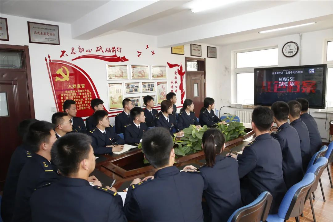 △大连海事大学航海学院学生党支部集中学习观看央视新闻微纪录片《红色档案》。