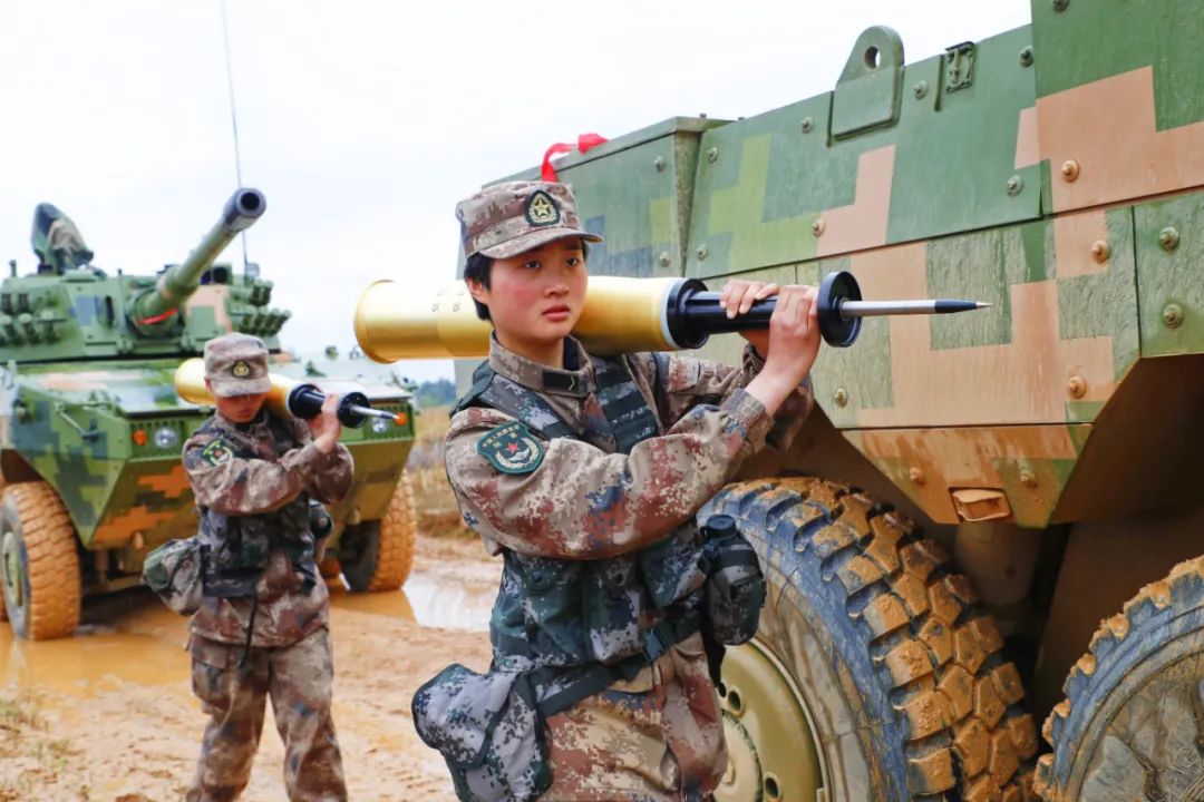 飒!首次新装备战斗射击,装甲女兵打出满堂彩