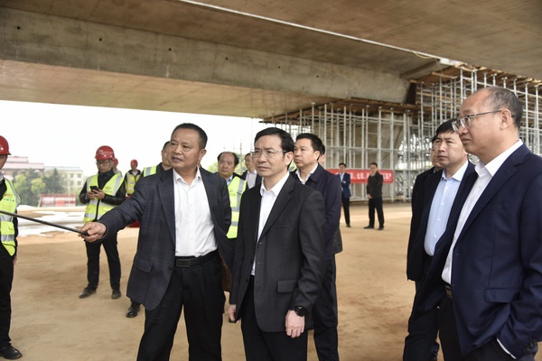 江西鹰潭市委书记黄喜忠调研公路建设项目图