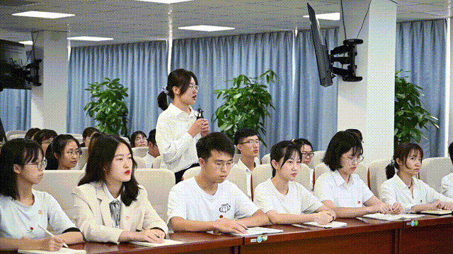 被书记精彩的讲课内容深深吸引,不时认真做笔记,并积极举手与书记互动