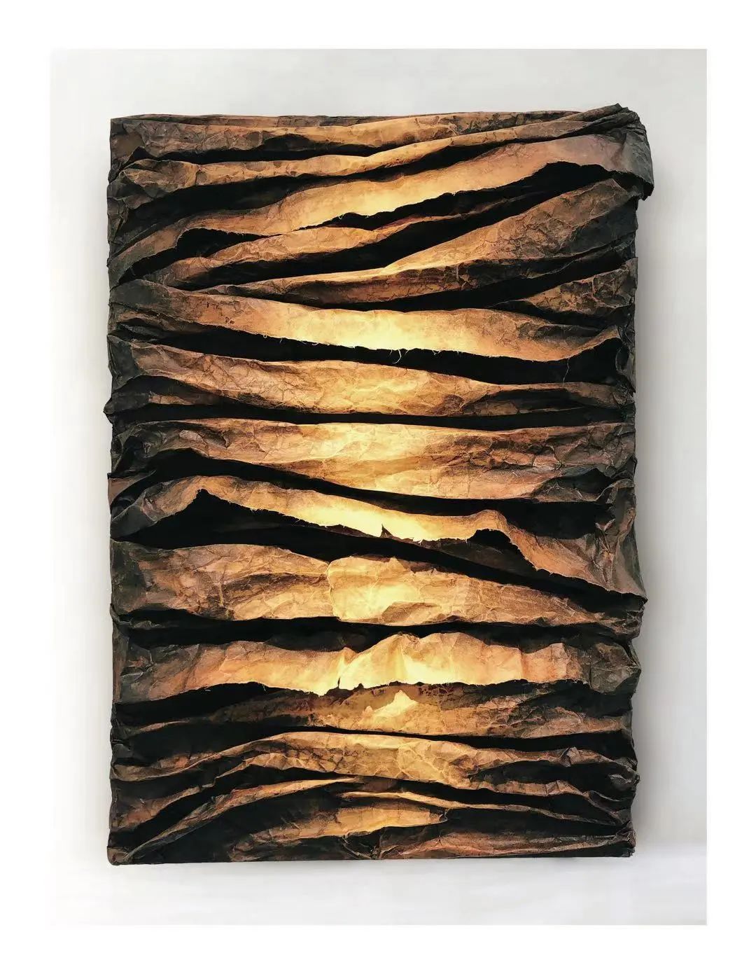 34岁的她用9年触摸了无数张纸,做出9米长的衣裳,给生活"御寒"