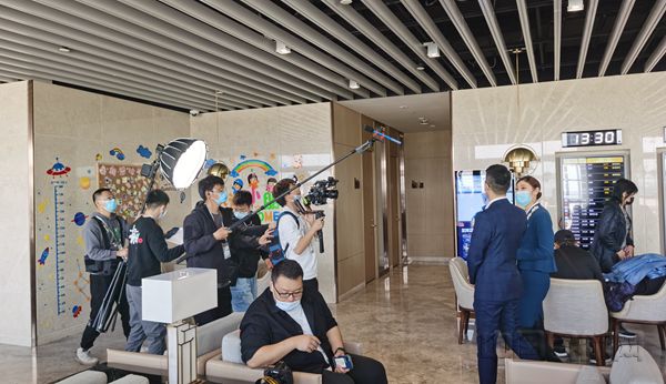 机场贵宾服务的直播现场-李赞摄