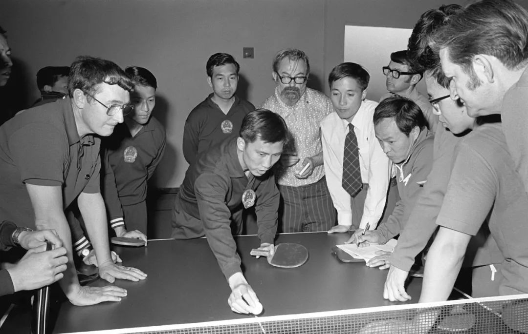 1972年4月中国代表团访问美国孟菲斯时与美国乒乓球运动员在一起交流球艺。新华社记者钱嗣杰摄