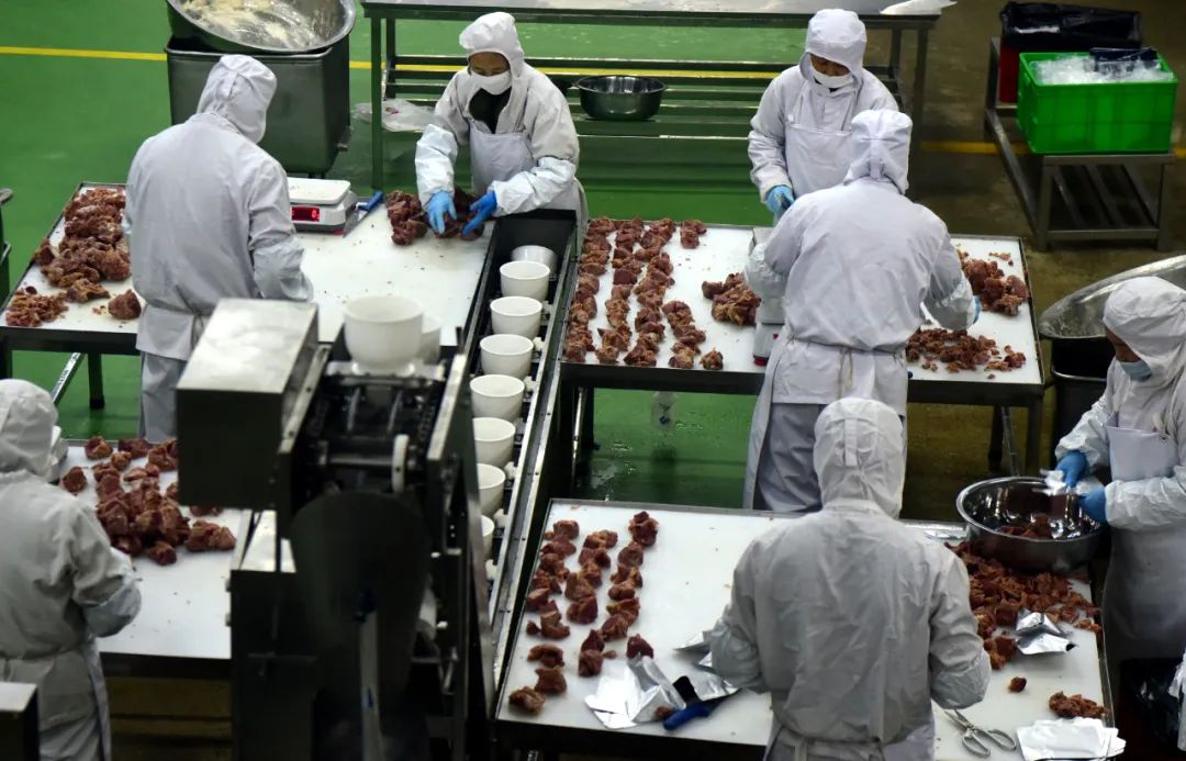 河南省驻马店市泌阳县恒都食品有限公司肉制品精深加工车间一角.