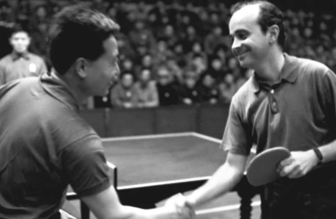 1971年4月15日，曾在第25届世界乒乓球锦标赛中相遇的中国运动员杨瑞华和美国运动员迪克·迈尔斯在上海重逢。这是他们在友谊比赛前热情握手。新华社发