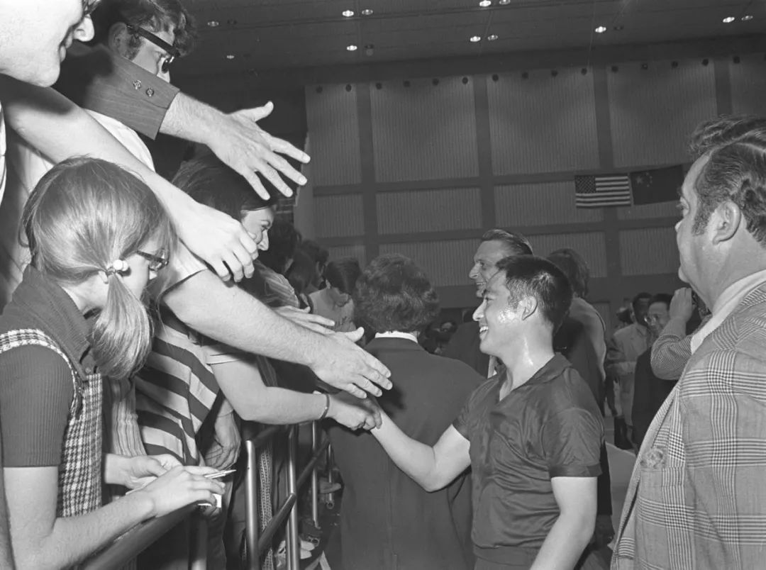1972年4月中国乒乓球代表团访美期间，受到美国人民的热烈欢迎。图为美国观众和庄则栋团长握手致意。新华社记者钱嗣杰摄