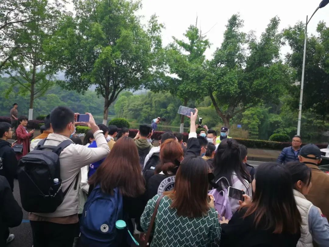 形似大型追星现场!缙云校区竟有一处人头攒动,喧闹不已周六的早晨惊!