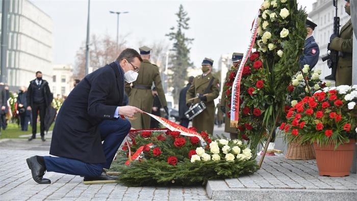 △波兰总理莫拉维茨基敬献花圈（图片来源：波通社）