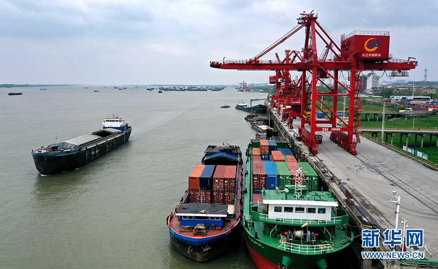 4月8日,在安徽铜陵港长江外贸码头,港口机械在装卸物资(无人机照片).