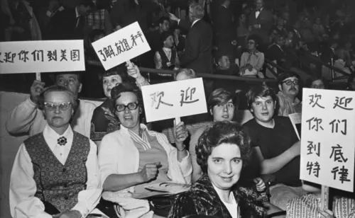 1972年4月，中国乒乓球代表团应邀对美国进行回访。两国乒乓球运动员在底特律举行比赛时，看台上观众举着用中文写的标语牌，欢迎中国乒乓球代表团访问美国。新华社发