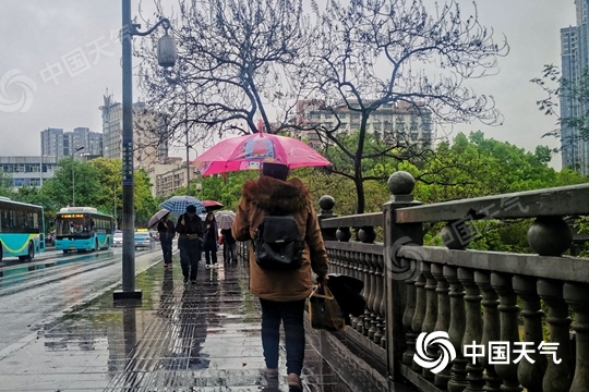 江南局地暴雨来袭 北方雨雪降温齐至