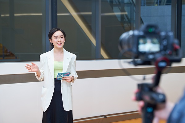 图说:机场主播蔡佳妤正在直播带货 采访对象提供