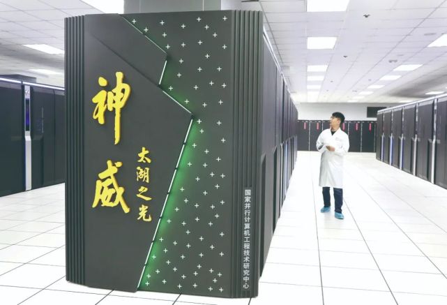 2020年8月29日，国家超级计算无锡中心，工作人员在超级计算机“神威·太湖之光”旁工作。