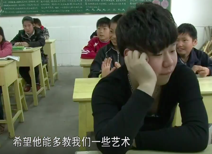 他拿起铲子,在地上一笔一画地写了"变形计施宁杰"六个大字,展示给镜头