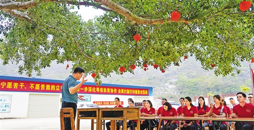 ▲来自广西凭祥市“青年马克思培养工程”培训班的学员在道念村“大榕树课堂”上党课。