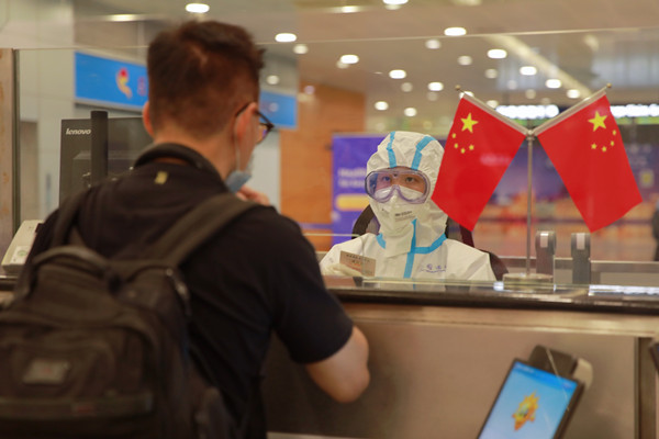 当事人所持护照内均含多枚伪造中国出入境验讫章_新浪财经_新浪网