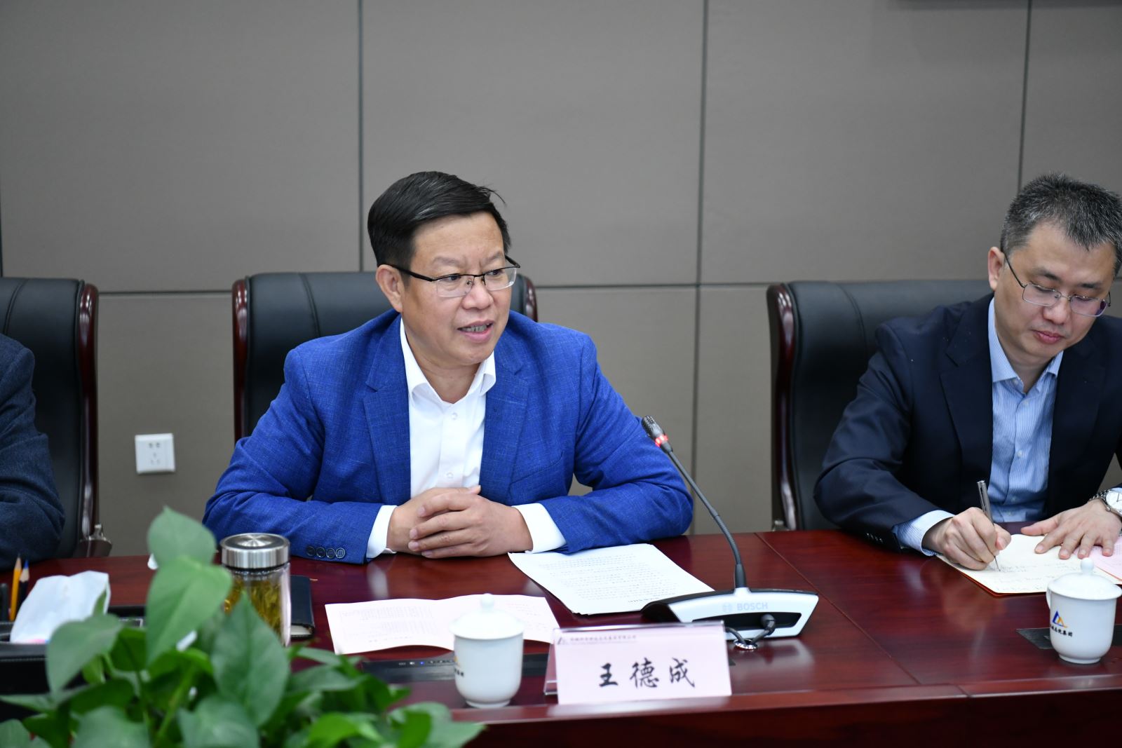 王德成会见河南省郑州市市长侯红