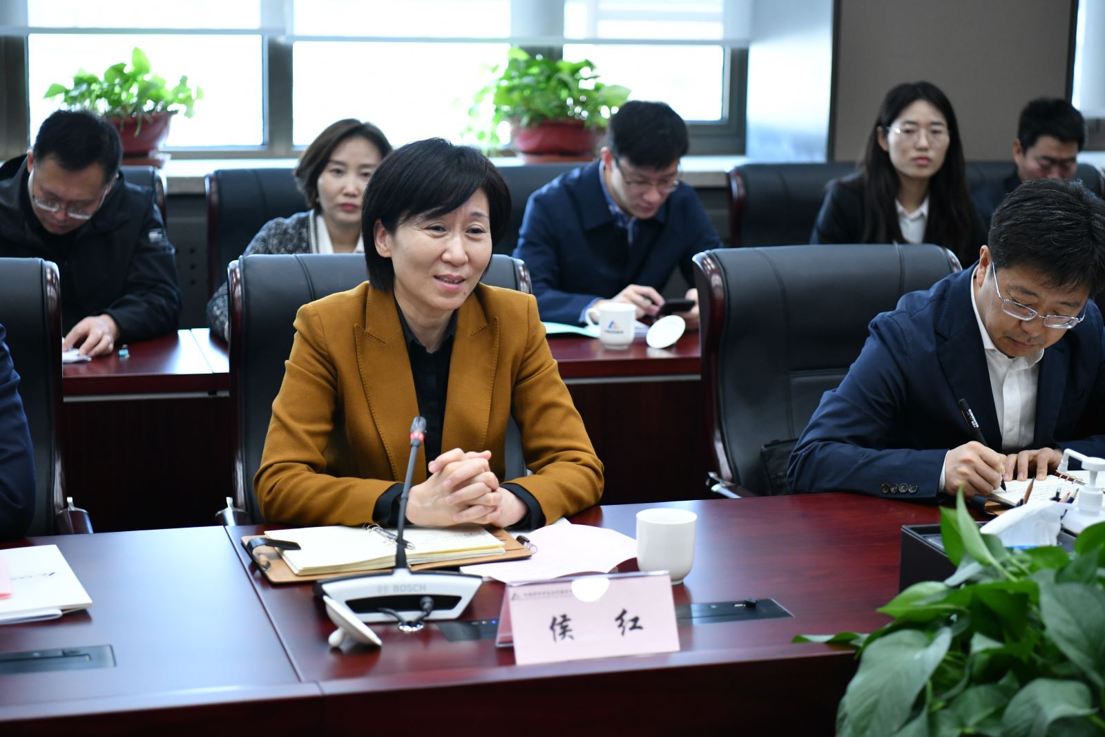 王德成会见河南省郑州市市长侯红