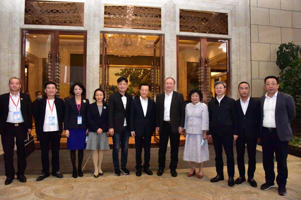 (福建省委领导与考察团成员合影)