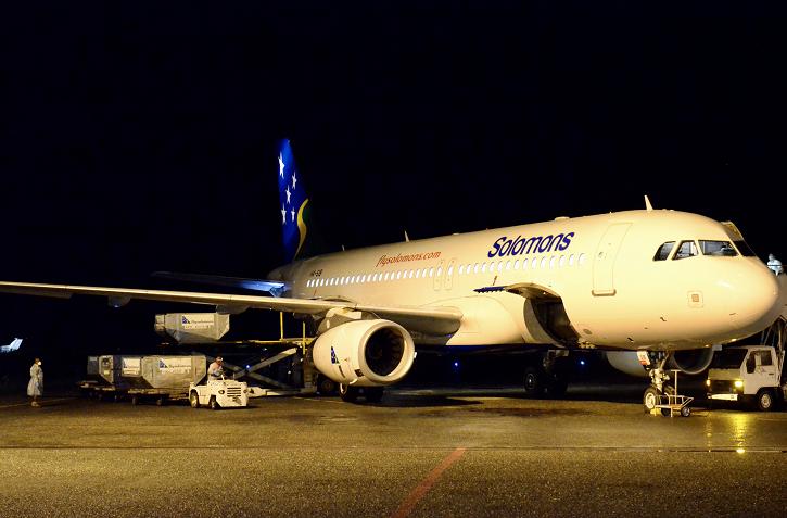 群岛的新冠疫苗通过所罗门航空公司的包机运抵所罗门群岛首都霍尼亚拉